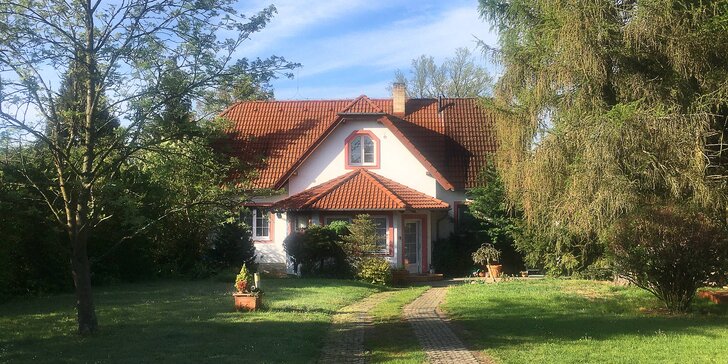 Prvorepubliková vila v Třeboni: plně vybavené apartmány, rozsáhlá zahrada s trampolínou a pískovištěm