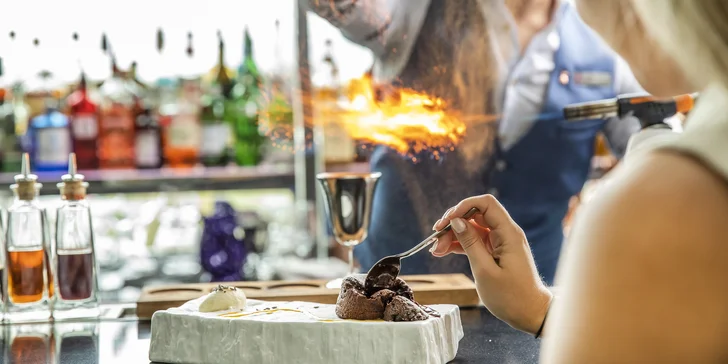 Date Night: 3chodové menu ve sky baru hotelu Hilton Prague s lahví vína a neomezenými nápoji