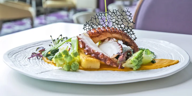 Date Night: 3chodové menu ve sky baru hotelu Hilton Prague s lahví vína a neomezenými nápoji