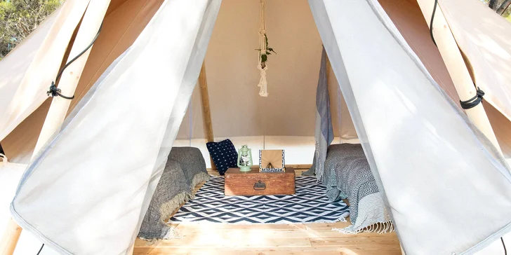 Glamping aneb luxusní stanování u Slapské přehrady: stany pro 4–6 osob,jarní i letní termíny