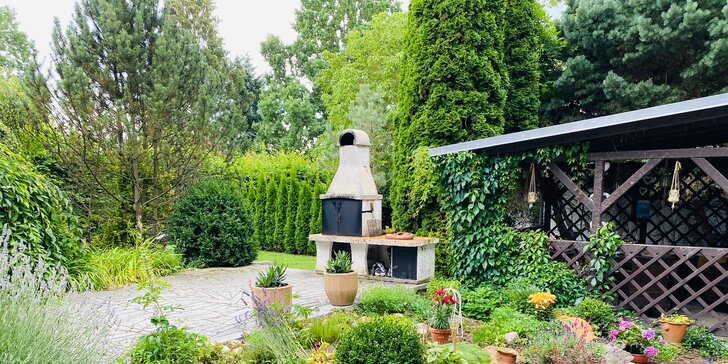 Prvorepubliková vila v Třeboni: plně vybavené apartmány, rozsáhlá zahrada s trampolínou a pískovištěm