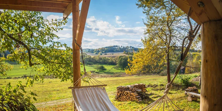 Netradiční pobyt na stromě: treehouse na Vysočině, vyhřívaný koupací sud i lahev vína