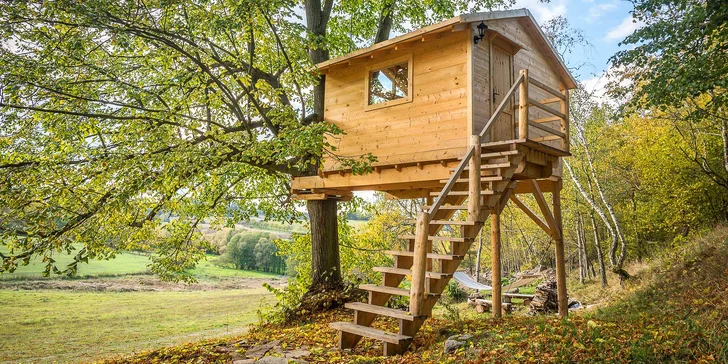 Netradiční pobyt na stromě: treehouse na Vysočině, vyhřívaný koupací sud i lahev vína