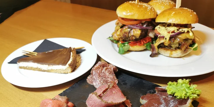Menu od Chilli Táty: masové prkénko, burgery a Míša dort pro 2–4 osoby
