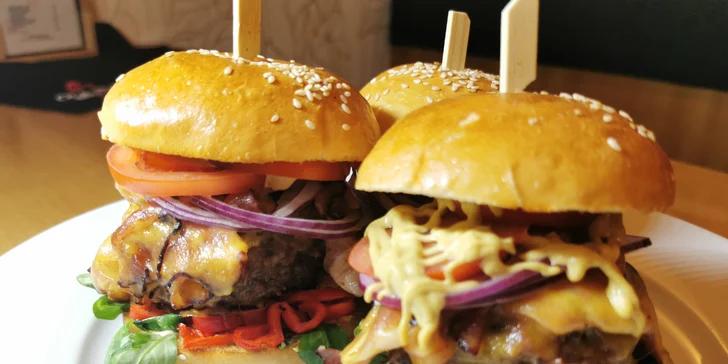 Menu od Chilli Táty: masové prkénko, burgery a Míša dort pro 2–4 osoby