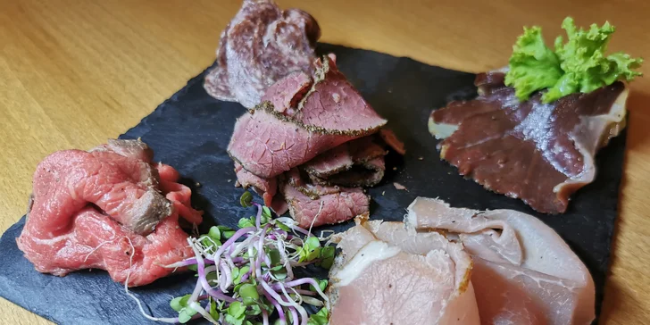 Menu od Chilli Táty: masové prkénko, burgery a Míša dort pro 2–4 osoby