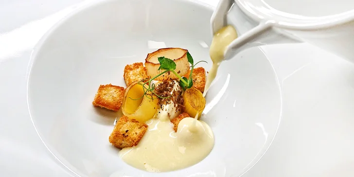 5chodové menu a láhev moravského vína pro 2: uzený pstruh, panenka i dort