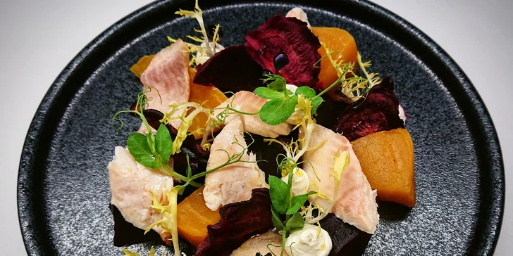 5chodové menu a láhev moravského vína pro 2: uzený pstruh, panenka i dort