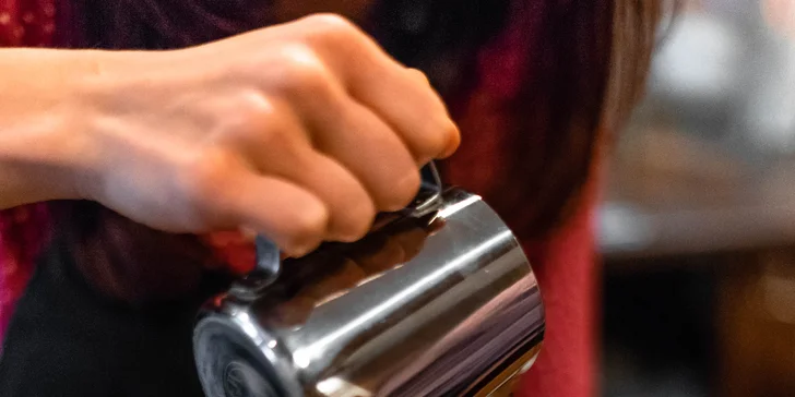 Kurzy přípravy kávy na profesionálním i domácím kávovaru či technika latte art
