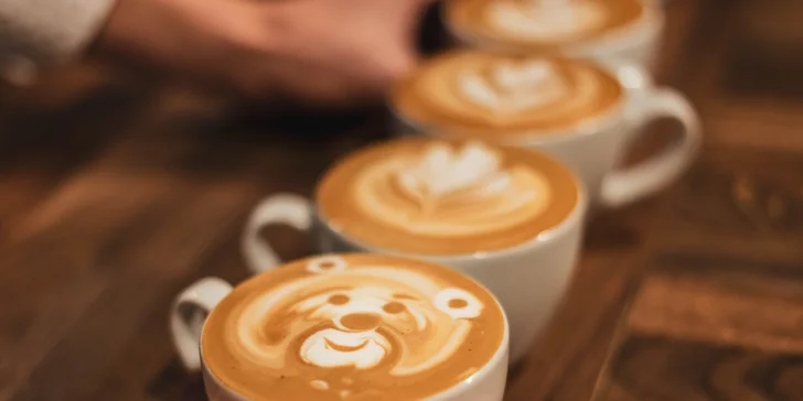 Kurzy přípravy kávy na profesionálním i domácím kávovaru či technika latte art