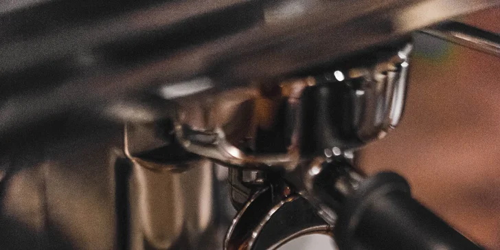 Kurzy přípravy kávy na profesionálním i domácím kávovaru či technika latte art