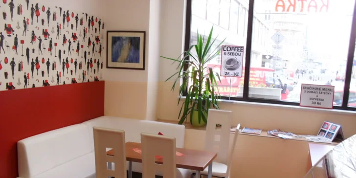 Dvě espressa a dva zákusky v nové cukrárně