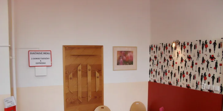 Dvě espressa a dva zákusky v nové cukrárně