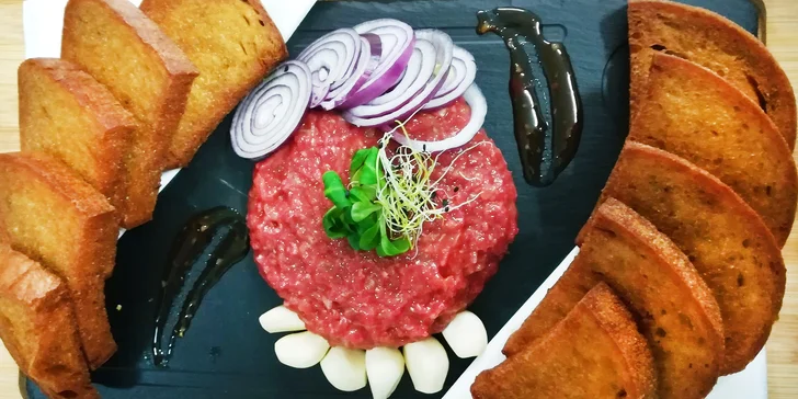 300 nebo 450 g nenamíchaného hovězího tataráku a topinky s česnekem