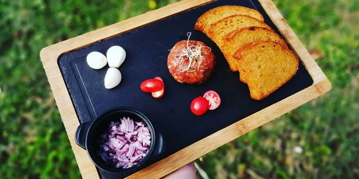 300 nebo 450 g nenamíchaného hovězího tataráku a topinky s česnekem