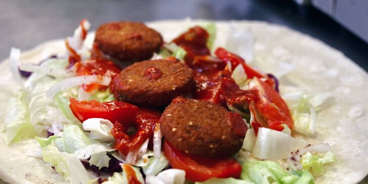 Pochutnejte si: kebab a falafel wrap, kebab plate, hranolky i veganský salát