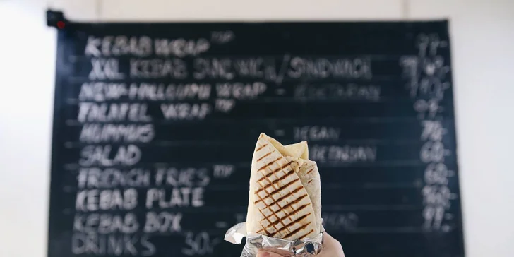 Pochutnejte si: kebab a falafel wrap, kebab plate, hranolky i veganský salát