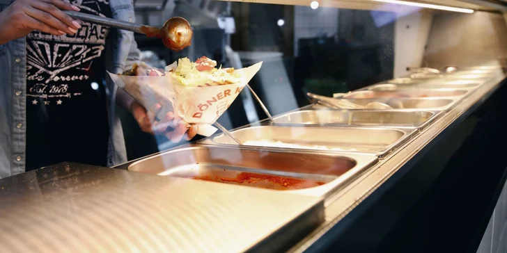 Pochutnejte si: kebab a falafel wrap, kebab plate, hranolky i veganský salát