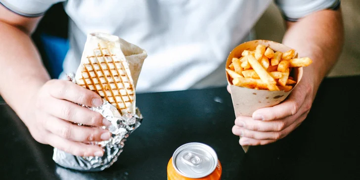 Pochutnejte si: kebab a falafel wrap, kebab plate, hranolky i veganský salát