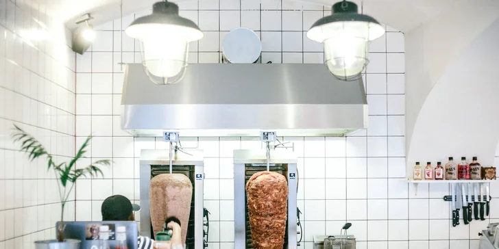 Pochutnejte si: kebab a falafel wrap, kebab plate, hranolky i veganský salát