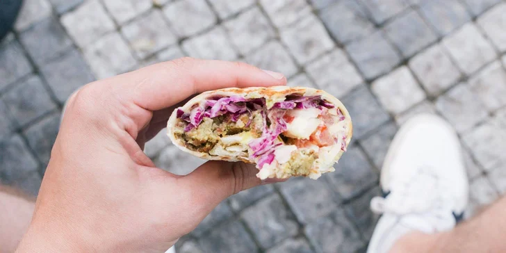 Pochutnejte si: kebab a falafel wrap, kebab plate, hranolky i veganský salát
