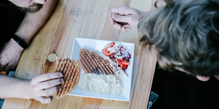 Pochutnejte si: kebab a falafel wrap, kebab plate, hranolky i veganský salát