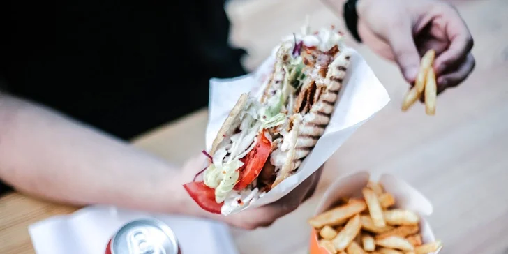 Pochutnejte si: kebab a falafel wrap, kebab plate, hranolky i veganský salát