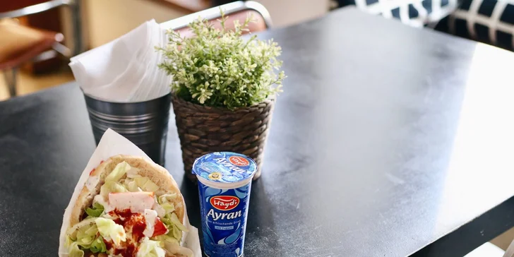 Pochutnejte si: kebab a falafel wrap, kebab plate, hranolky i veganský salát