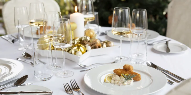 Štědrovečerní večeře z hotelu International: až 2 kg salátu, 1,5 kg cukroví i kapr a polévka