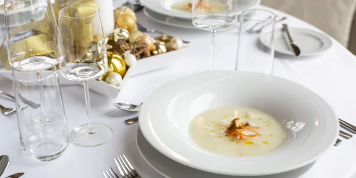 Štědrovečerní večeře z hotelu International: až 2 kg salátu, 1,5 kg cukroví i kapr a polévka