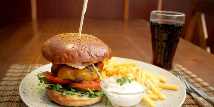 Burger podle výběru z 6 verzí, hranolky s tatarkou a nápoj pro 1–4 osoby