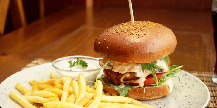 Burger podle výběru z 6 verzí, hranolky s tatarkou a nápoj pro 1–4 osoby