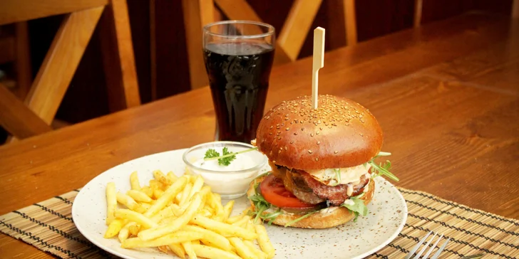 Burger podle výběru z 6 verzí, hranolky s tatarkou a nápoj pro 1–4 osoby