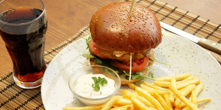 Burger podle výběru z 6 verzí, hranolky s tatarkou a nápoj pro 1–4 osoby