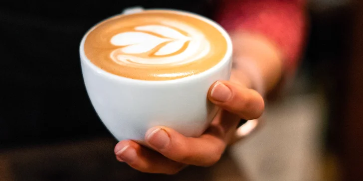 Kurzy přípravy kávy na profesionálním i domácím kávovaru či technika latte art