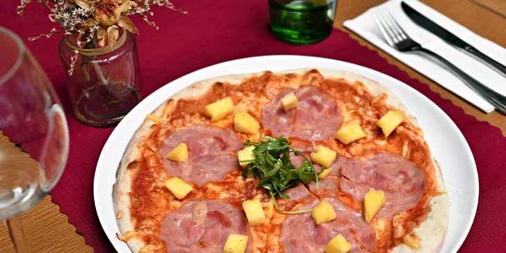 Pizza, cheesecake a Bombardino u Karlova mostu: posezení s výhledem i odnos s sebou