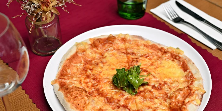 Pizza, cheesecake a Bombardino u Karlova mostu: posezení s výhledem i odnos s sebou