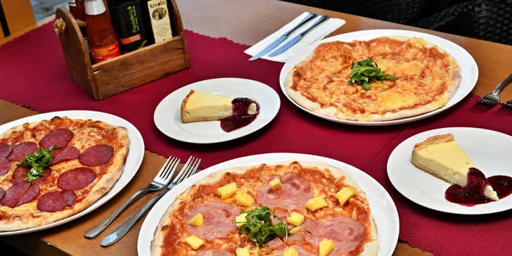 Pizza, cheesecake a Bombardino u Karlova mostu: posezení s výhledem i odnos s sebou