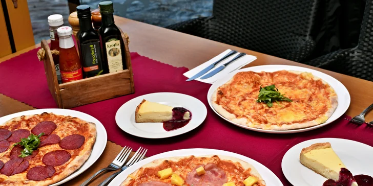 Pizza a cheesecake u Karlova mostu pro 1 či 2 osoby: posezení s výhledem i odnos s sebou