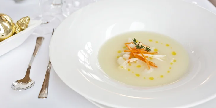 Štědrovečerní večeře z hotelu International: až 2 kg salátu, 1,5 kg cukroví i kapr a polévka