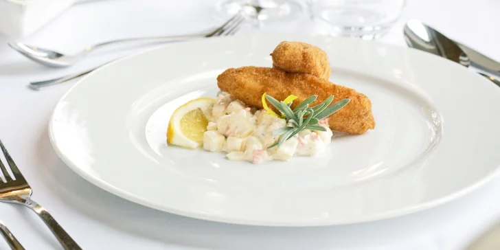 Štědrovečerní večeře z hotelu International: až 2 kg salátu, 1,5 kg cukroví i kapr a polévka