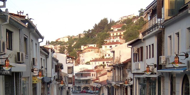 Černá Hora: krásné apartmány s balkonem 1,5 km od písečné pláže, snídaně