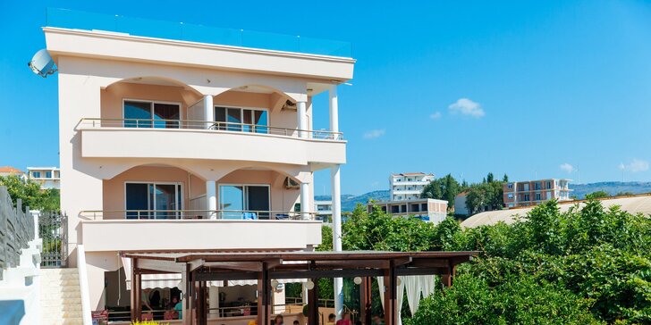 Černá Hora: krásné apartmány s balkonem 1,5 km od písečné pláže, snídaně