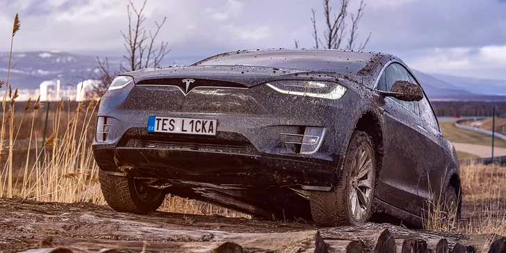 Hodina jedinečného off-road ježdění s upravenou Teslou Model X