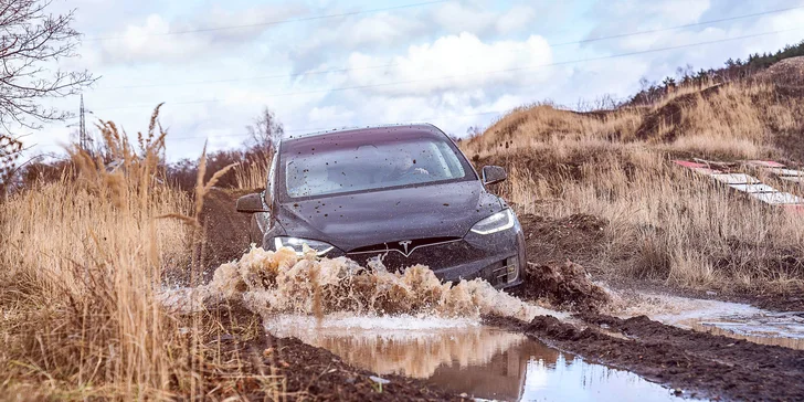 Hodina jedinečného off-road ježdění s upravenou Teslou Model X
