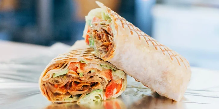 Pochutnejte si: kebab a falafel wrap, kebab plate, hranolky i veganský salát
