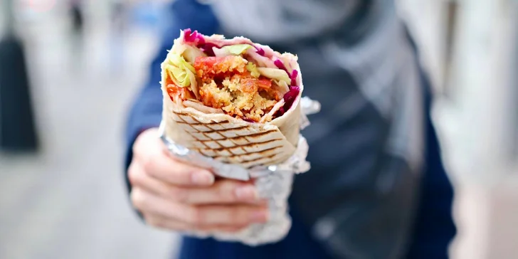 Pochutnejte si: kebab a falafel wrap, kebab plate, hranolky i veganský salát