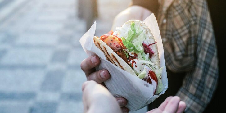 Pochutnejte si: kebab a falafel wrap, kebab plate, hranolky i veganský salát