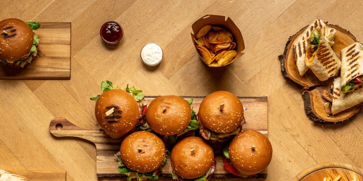 Burger menu: 100% hovězí z českého chovu, americká BBQ omáčka, hranolky i nápoj, 2 pobočky