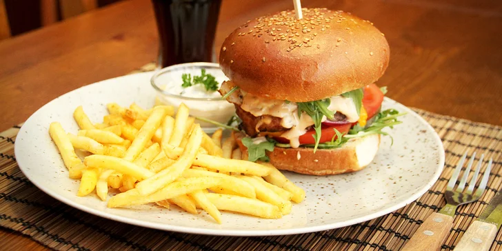 Burger podle výběru z 6 verzí, hranolky s tatarkou a nápoj pro 1–4 osoby